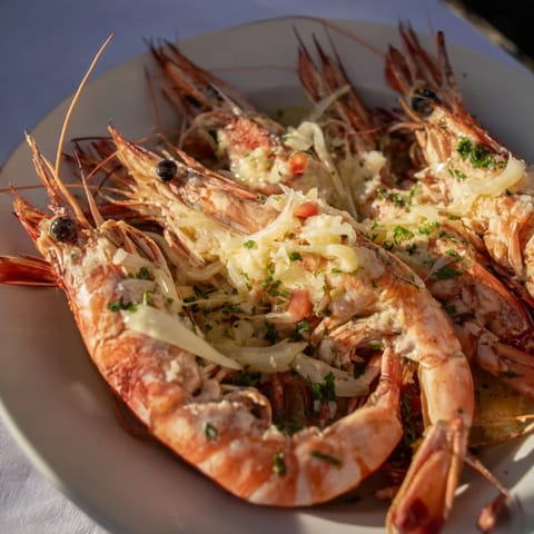 Sizzling skillet of creamy garlic shrimp, a quick American recipe, ready in just 20 minutes!